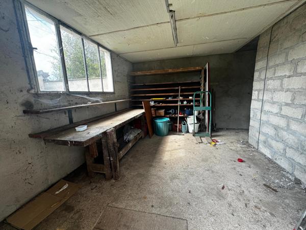 Commerces et école à pied.