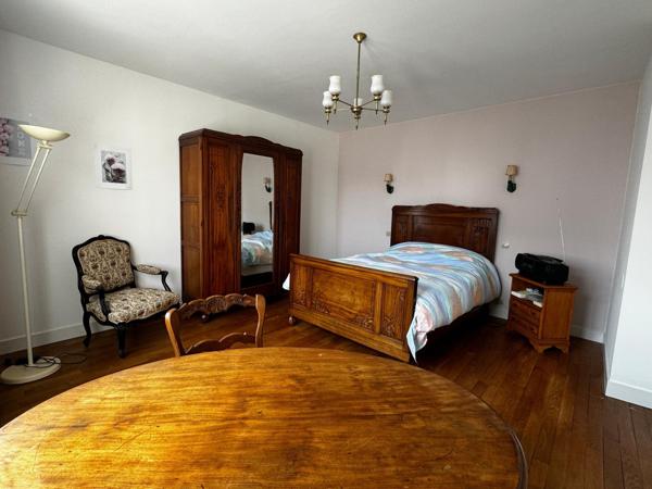 Commerces et école à pied.