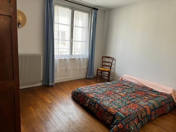 Commerces et école à pied.