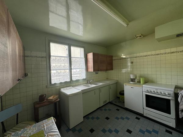 Commerces et école à pied.