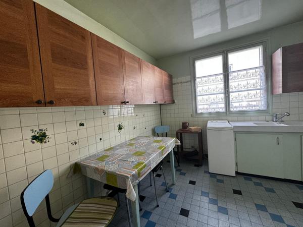 Commerces et école à pied.