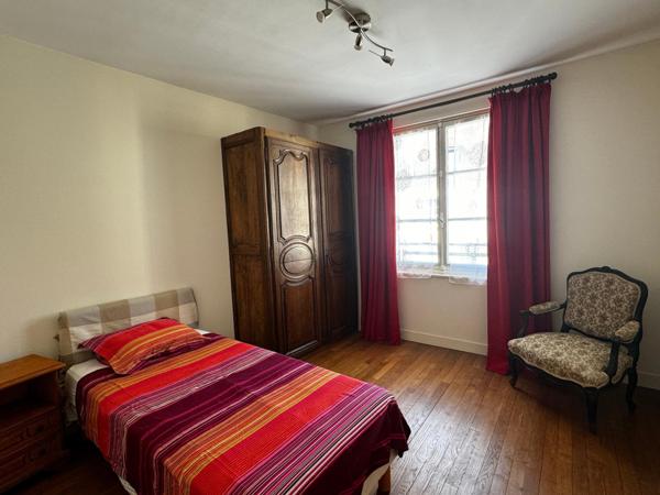 Commerces et école à pied.