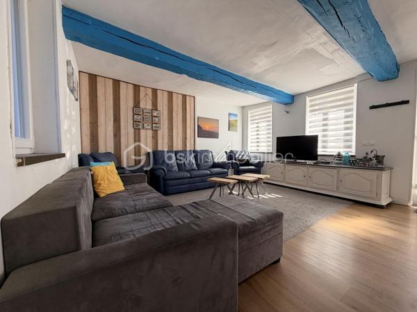 Maison de ville avec piscine et spa – Criel-sur-Mer

Idéalement située en plein cœur de Criel-sur-Mer, à quelques minutes seulement de la mer, cette maison de ville d’environ 120 m², répartie sur deux étages, offre de beaux volumes et de nombreuses possibilités.

Entièrement meublée, elle se compose au rez-de-chaussée d’une entrée donnant sur un séjour convivial avec cuisine aménagée et équipée ouverte, d’un WC indépendant ainsi que d’une salle d’eau.

Le premier étage comprend un palier desservant deux chambres ainsi qu’une salle d’eau avec WC.

Au deuxième étage, un couloir dessert deux chambres supplémentaires.

À l’extérieur, vous pourrez profiter de deux terrasses, dont une couverte, ainsi que d’un espace détente avec piscine et spa, idéal pour profiter des beaux jours en famille ou entre amis.

La maison dispose également du tout-à-l’égout, du double vitrage PVC et d’un chauffage électrique.

Aucun travaux à prévoir, la maison est prête à être habitée.

Un bien idéal pour une résidence principale, une maison secondaire ou un investissement locatif, à proximité des commerces et du littoral.

Une belle opportunité à découvrir sans tarder !