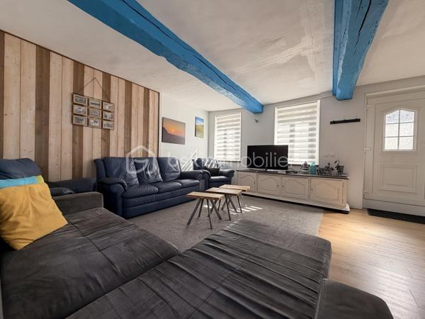Maison de ville avec piscine et spa – Criel-sur-Mer

Idéalement située en plein cœur de Criel-sur-Mer, à quelques minutes seulement de la mer, cette maison de ville d’environ 120 m², répartie sur deux étages, offre de beaux volumes et de nombreuses possibilités.

Entièrement meublée, elle se compose au rez-de-chaussée d’une entrée donnant sur un séjour convivial avec cuisine aménagée et équipée ouverte, d’un WC indépendant ainsi que d’une salle d’eau.

Le premier étage comprend un palier desservant deux chambres ainsi qu’une salle d’eau avec WC.

Au deuxième étage, un couloir dessert deux chambres supplémentaires.

À l’extérieur, vous pourrez profiter de deux terrasses, dont une couverte, ainsi que d’un espace détente avec piscine et spa, idéal pour profiter des beaux jours en famille ou entre amis.

La maison dispose également du tout-à-l’égout, du double vitrage PVC et d’un chauffage électrique.

Aucun travaux à prévoir, la maison est prête à être habitée.

Un bien idéal pour une résidence principale, une maison secondaire ou un investissement locatif, à proximité des commerces et du littoral.

Une belle opportunité à découvrir sans tarder !
