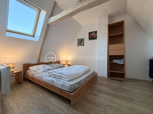 Maison de ville avec piscine et spa – Criel-sur-Mer

Idéalement située en plein cœur de Criel-sur-Mer, à quelques minutes seulement de la mer, cette maison de ville d’environ 120 m², répartie sur deux étages, offre de beaux volumes et de nombreuses possibilités.

Entièrement meublée, elle se compose au rez-de-chaussée d’une entrée donnant sur un séjour convivial avec cuisine aménagée et équipée ouverte, d’un WC indépendant ainsi que d’une salle d’eau.

Le premier étage comprend un palier desservant deux chambres ainsi qu’une salle d’eau avec WC.

Au deuxième étage, un couloir dessert deux chambres supplémentaires.

À l’extérieur, vous pourrez profiter de deux terrasses, dont une couverte, ainsi que d’un espace détente avec piscine et spa, idéal pour profiter des beaux jours en famille ou entre amis.

La maison dispose également du tout-à-l’égout, du double vitrage PVC et d’un chauffage électrique.

Aucun travaux à prévoir, la maison est prête à être habitée.

Un bien idéal pour une résidence principale, une maison secondaire ou un investissement locatif, à proximité des commerces et du littoral.

Une belle opportunité à découvrir sans tarder !