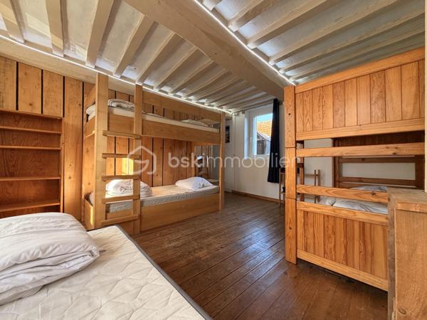 Maison de ville avec piscine et spa – Criel-sur-Mer

Idéalement située en plein cœur de Criel-sur-Mer, à quelques minutes seulement de la mer, cette maison de ville d’environ 120 m², répartie sur deux étages, offre de beaux volumes et de nombreuses possibilités.

Entièrement meublée, elle se compose au rez-de-chaussée d’une entrée donnant sur un séjour convivial avec cuisine aménagée et équipée ouverte, d’un WC indépendant ainsi que d’une salle d’eau.

Le premier étage comprend un palier desservant deux chambres ainsi qu’une salle d’eau avec WC.

Au deuxième étage, un couloir dessert deux chambres supplémentaires.

À l’extérieur, vous pourrez profiter de deux terrasses, dont une couverte, ainsi que d’un espace détente avec piscine et spa, idéal pour profiter des beaux jours en famille ou entre amis.

La maison dispose également du tout-à-l’égout, du double vitrage PVC et d’un chauffage électrique.

Aucun travaux à prévoir, la maison est prête à être habitée.

Un bien idéal pour une résidence principale, une maison secondaire ou un investissement locatif, à proximité des commerces et du littoral.

Une belle opportunité à découvrir sans tarder !
