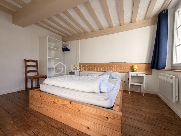 Maison de ville avec piscine et spa – Criel-sur-Mer

Idéalement située en plein cœur de Criel-sur-Mer, à quelques minutes seulement de la mer, cette maison de ville d’environ 120 m², répartie sur deux étages, offre de beaux volumes et de nombreuses possibilités.

Entièrement meublée, elle se compose au rez-de-chaussée d’une entrée donnant sur un séjour convivial avec cuisine aménagée et équipée ouverte, d’un WC indépendant ainsi que d’une salle d’eau.

Le premier étage comprend un palier desservant deux chambres ainsi qu’une salle d’eau avec WC.

Au deuxième étage, un couloir dessert deux chambres supplémentaires.

À l’extérieur, vous pourrez profiter de deux terrasses, dont une couverte, ainsi que d’un espace détente avec piscine et spa, idéal pour profiter des beaux jours en famille ou entre amis.

La maison dispose également du tout-à-l’égout, du double vitrage PVC et d’un chauffage électrique.

Aucun travaux à prévoir, la maison est prête à être habitée.

Un bien idéal pour une résidence principale, une maison secondaire ou un investissement locatif, à proximité des commerces et du littoral.

Une belle opportunité à découvrir sans tarder !