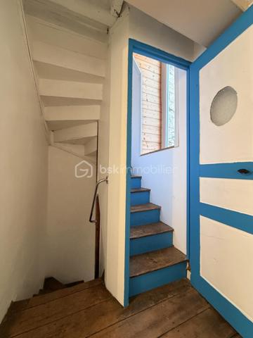 Maison de ville avec piscine et spa – Criel-sur-Mer

Idéalement située en plein cœur de Criel-sur-Mer, à quelques minutes seulement de la mer, cette maison de ville d’environ 120 m², répartie sur deux étages, offre de beaux volumes et de nombreuses possibilités.

Entièrement meublée, elle se compose au rez-de-chaussée d’une entrée donnant sur un séjour convivial avec cuisine aménagée et équipée ouverte, d’un WC indépendant ainsi que d’une salle d’eau.

Le premier étage comprend un palier desservant deux chambres ainsi qu’une salle d’eau avec WC.

Au deuxième étage, un couloir dessert deux chambres supplémentaires.

À l’extérieur, vous pourrez profiter de deux terrasses, dont une couverte, ainsi que d’un espace détente avec piscine et spa, idéal pour profiter des beaux jours en famille ou entre amis.

La maison dispose également du tout-à-l’égout, du double vitrage PVC et d’un chauffage électrique.

Aucun travaux à prévoir, la maison est prête à être habitée.

Un bien idéal pour une résidence principale, une maison secondaire ou un investissement locatif, à proximité des commerces et du littoral.

Une belle opportunité à découvrir sans tarder !