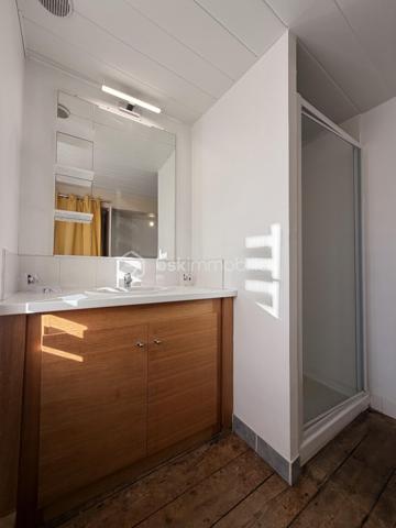 Maison de ville avec piscine et spa – Criel-sur-Mer

Idéalement située en plein cœur de Criel-sur-Mer, à quelques minutes seulement de la mer, cette maison de ville d’environ 120 m², répartie sur deux étages, offre de beaux volumes et de nombreuses possibilités.

Entièrement meublée, elle se compose au rez-de-chaussée d’une entrée donnant sur un séjour convivial avec cuisine aménagée et équipée ouverte, d’un WC indépendant ainsi que d’une salle d’eau.

Le premier étage comprend un palier desservant deux chambres ainsi qu’une salle d’eau avec WC.

Au deuxième étage, un couloir dessert deux chambres supplémentaires.

À l’extérieur, vous pourrez profiter de deux terrasses, dont une couverte, ainsi que d’un espace détente avec piscine et spa, idéal pour profiter des beaux jours en famille ou entre amis.

La maison dispose également du tout-à-l’égout, du double vitrage PVC et d’un chauffage électrique.

Aucun travaux à prévoir, la maison est prête à être habitée.

Un bien idéal pour une résidence principale, une maison secondaire ou un investissement locatif, à proximité des commerces et du littoral.

Une belle opportunité à découvrir sans tarder !