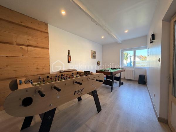 Maison de ville avec piscine et spa – Criel-sur-Mer

Idéalement située en plein cœur de Criel-sur-Mer, à quelques minutes seulement de la mer, cette maison de ville d’environ 120 m², répartie sur deux étages, offre de beaux volumes et de nombreuses possibilités.

Entièrement meublée, elle se compose au rez-de-chaussée d’une entrée donnant sur un séjour convivial avec cuisine aménagée et équipée ouverte, d’un WC indépendant ainsi que d’une salle d’eau.

Le premier étage comprend un palier desservant deux chambres ainsi qu’une salle d’eau avec WC.

Au deuxième étage, un couloir dessert deux chambres supplémentaires.

À l’extérieur, vous pourrez profiter de deux terrasses, dont une couverte, ainsi que d’un espace détente avec piscine et spa, idéal pour profiter des beaux jours en famille ou entre amis.

La maison dispose également du tout-à-l’égout, du double vitrage PVC et d’un chauffage électrique.

Aucun travaux à prévoir, la maison est prête à être habitée.

Un bien idéal pour une résidence principale, une maison secondaire ou un investissement locatif, à proximité des commerces et du littoral.

Une belle opportunité à découvrir sans tarder !