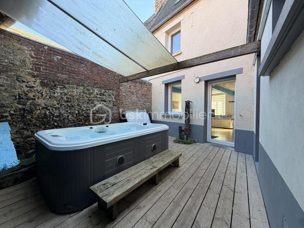 Maison de ville avec piscine et spa – Criel-sur-Mer

Idéalement située en plein cœur de Criel-sur-Mer, à quelques minutes seulement de la mer, cette maison de ville d’environ 120 m², répartie sur deux étages, offre de beaux volumes et de nombreuses possibilités.

Entièrement meublée, elle se compose au rez-de-chaussée d’une entrée donnant sur un séjour convivial avec cuisine aménagée et équipée ouverte, d’un WC indépendant ainsi que d’une salle d’eau.

Le premier étage comprend un palier desservant deux chambres ainsi qu’une salle d’eau avec WC.

Au deuxième étage, un couloir dessert deux chambres supplémentaires.

À l’extérieur, vous pourrez profiter de deux terrasses, dont une couverte, ainsi que d’un espace détente avec piscine et spa, idéal pour profiter des beaux jours en famille ou entre amis.

La maison dispose également du tout-à-l’égout, du double vitrage PVC et d’un chauffage électrique.

Aucun travaux à prévoir, la maison est prête à être habitée.

Un bien idéal pour une résidence principale, une maison secondaire ou un investissement locatif, à proximité des commerces et du littoral.

Une belle opportunité à découvrir sans tarder !