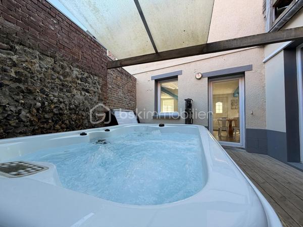 Maison de ville avec piscine et spa – Criel-sur-Mer

Idéalement située en plein cœur de Criel-sur-Mer, à quelques minutes seulement de la mer, cette maison de ville d’environ 120 m², répartie sur deux étages, offre de beaux volumes et de nombreuses possibilités.

Entièrement meublée, elle se compose au rez-de-chaussée d’une entrée donnant sur un séjour convivial avec cuisine aménagée et équipée ouverte, d’un WC indépendant ainsi que d’une salle d’eau.

Le premier étage comprend un palier desservant deux chambres ainsi qu’une salle d’eau avec WC.

Au deuxième étage, un couloir dessert deux chambres supplémentaires.

À l’extérieur, vous pourrez profiter de deux terrasses, dont une couverte, ainsi que d’un espace détente avec piscine et spa, idéal pour profiter des beaux jours en famille ou entre amis.

La maison dispose également du tout-à-l’égout, du double vitrage PVC et d’un chauffage électrique.

Aucun travaux à prévoir, la maison est prête à être habitée.

Un bien idéal pour une résidence principale, une maison secondaire ou un investissement locatif, à proximité des commerces et du littoral.

Une belle opportunité à découvrir sans tarder !