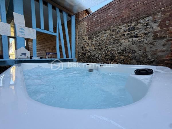 Maison de ville avec piscine et spa – Criel-sur-Mer

Idéalement située en plein cœur de Criel-sur-Mer, à quelques minutes seulement de la mer, cette maison de ville d’environ 120 m², répartie sur deux étages, offre de beaux volumes et de nombreuses possibilités.

Entièrement meublée, elle se compose au rez-de-chaussée d’une entrée donnant sur un séjour convivial avec cuisine aménagée et équipée ouverte, d’un WC indépendant ainsi que d’une salle d’eau.

Le premier étage comprend un palier desservant deux chambres ainsi qu’une salle d’eau avec WC.

Au deuxième étage, un couloir dessert deux chambres supplémentaires.

À l’extérieur, vous pourrez profiter de deux terrasses, dont une couverte, ainsi que d’un espace détente avec piscine et spa, idéal pour profiter des beaux jours en famille ou entre amis.

La maison dispose également du tout-à-l’égout, du double vitrage PVC et d’un chauffage électrique.

Aucun travaux à prévoir, la maison est prête à être habitée.

Un bien idéal pour une résidence principale, une maison secondaire ou un investissement locatif, à proximité des commerces et du littoral.

Une belle opportunité à découvrir sans tarder !