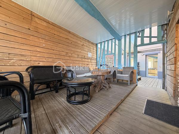 Maison de ville avec piscine et spa – Criel-sur-Mer

Idéalement située en plein cœur de Criel-sur-Mer, à quelques minutes seulement de la mer, cette maison de ville d’environ 120 m², répartie sur deux étages, offre de beaux volumes et de nombreuses possibilités.

Entièrement meublée, elle se compose au rez-de-chaussée d’une entrée donnant sur un séjour convivial avec cuisine aménagée et équipée ouverte, d’un WC indépendant ainsi que d’une salle d’eau.

Le premier étage comprend un palier desservant deux chambres ainsi qu’une salle d’eau avec WC.

Au deuxième étage, un couloir dessert deux chambres supplémentaires.

À l’extérieur, vous pourrez profiter de deux terrasses, dont une couverte, ainsi que d’un espace détente avec piscine et spa, idéal pour profiter des beaux jours en famille ou entre amis.

La maison dispose également du tout-à-l’égout, du double vitrage PVC et d’un chauffage électrique.

Aucun travaux à prévoir, la maison est prête à être habitée.

Un bien idéal pour une résidence principale, une maison secondaire ou un investissement locatif, à proximité des commerces et du littoral.

Une belle opportunité à découvrir sans tarder !