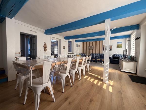 Maison de ville avec piscine et spa – Criel-sur-Mer

Idéalement située en plein cœur de Criel-sur-Mer, à quelques minutes seulement de la mer, cette maison de ville d’environ 120 m², répartie sur deux étages, offre de beaux volumes et de nombreuses possibilités.

Entièrement meublée, elle se compose au rez-de-chaussée d’une entrée donnant sur un séjour convivial avec cuisine aménagée et équipée ouverte, d’un WC indépendant ainsi que d’une salle d’eau.

Le premier étage comprend un palier desservant deux chambres ainsi qu’une salle d’eau avec WC.

Au deuxième étage, un couloir dessert deux chambres supplémentaires.

À l’extérieur, vous pourrez profiter de deux terrasses, dont une couverte, ainsi que d’un espace détente avec piscine et spa, idéal pour profiter des beaux jours en famille ou entre amis.

La maison dispose également du tout-à-l’égout, du double vitrage PVC et d’un chauffage électrique.

Aucun travaux à prévoir, la maison est prête à être habitée.

Un bien idéal pour une résidence principale, une maison secondaire ou un investissement locatif, à proximité des commerces et du littoral.

Une belle opportunité à découvrir sans tarder !