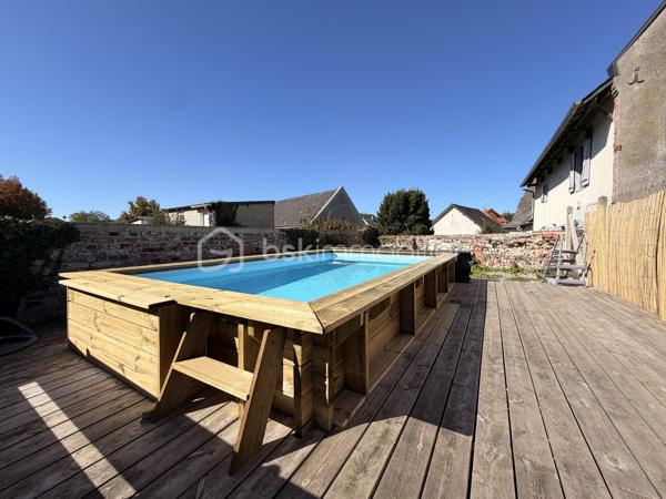 Maison de ville avec piscine et spa – Criel-sur-Mer

Idéalement située en plein cœur de Criel-sur-Mer, à quelques minutes seulement de la mer, cette maison de ville d’environ 120 m², répartie sur deux étages, offre de beaux volumes et de nombreuses possibilités.

Entièrement meublée, elle se compose au rez-de-chaussée d’une entrée donnant sur un séjour convivial avec cuisine aménagée et équipée ouverte, d’un WC indépendant ainsi que d’une salle d’eau.

Le premier étage comprend un palier desservant deux chambres ainsi qu’une salle d’eau avec WC.

Au deuxième étage, un couloir dessert deux chambres supplémentaires.

À l’extérieur, vous pourrez profiter de deux terrasses, dont une couverte, ainsi que d’un espace détente avec piscine et spa, idéal pour profiter des beaux jours en famille ou entre amis.

La maison dispose également du tout-à-l’égout, du double vitrage PVC et d’un chauffage électrique.

Aucun travaux à prévoir, la maison est prête à être habitée.

Un bien idéal pour une résidence principale, une maison secondaire ou un investissement locatif, à proximité des commerces et du littoral.

Une belle opportunité à découvrir sans tarder !