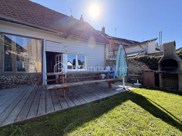 Maison de ville avec piscine et spa – Criel-sur-Mer

Idéalement située en plein cœur de Criel-sur-Mer, à quelques minutes seulement de la mer, cette maison de ville d’environ 120 m², répartie sur deux étages, offre de beaux volumes et de nombreuses possibilités.

Entièrement meublée, elle se compose au rez-de-chaussée d’une entrée donnant sur un séjour convivial avec cuisine aménagée et équipée ouverte, d’un WC indépendant ainsi que d’une salle d’eau.

Le premier étage comprend un palier desservant deux chambres ainsi qu’une salle d’eau avec WC.

Au deuxième étage, un couloir dessert deux chambres supplémentaires.

À l’extérieur, vous pourrez profiter de deux terrasses, dont une couverte, ainsi que d’un espace détente avec piscine et spa, idéal pour profiter des beaux jours en famille ou entre amis.

La maison dispose également du tout-à-l’égout, du double vitrage PVC et d’un chauffage électrique.

Aucun travaux à prévoir, la maison est prête à être habitée.

Un bien idéal pour une résidence principale, une maison secondaire ou un investissement locatif, à proximité des commerces et du littoral.

Une belle opportunité à découvrir sans tarder !