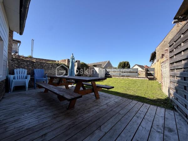 Maison de ville avec piscine et spa – Criel-sur-Mer

Idéalement située en plein cœur de Criel-sur-Mer, à quelques minutes seulement de la mer, cette maison de ville d’environ 120 m², répartie sur deux étages, offre de beaux volumes et de nombreuses possibilités.

Entièrement meublée, elle se compose au rez-de-chaussée d’une entrée donnant sur un séjour convivial avec cuisine aménagée et équipée ouverte, d’un WC indépendant ainsi que d’une salle d’eau.

Le premier étage comprend un palier desservant deux chambres ainsi qu’une salle d’eau avec WC.

Au deuxième étage, un couloir dessert deux chambres supplémentaires.

À l’extérieur, vous pourrez profiter de deux terrasses, dont une couverte, ainsi que d’un espace détente avec piscine et spa, idéal pour profiter des beaux jours en famille ou entre amis.

La maison dispose également du tout-à-l’égout, du double vitrage PVC et d’un chauffage électrique.

Aucun travaux à prévoir, la maison est prête à être habitée.

Un bien idéal pour une résidence principale, une maison secondaire ou un investissement locatif, à proximité des commerces et du littoral.

Une belle opportunité à découvrir sans tarder !