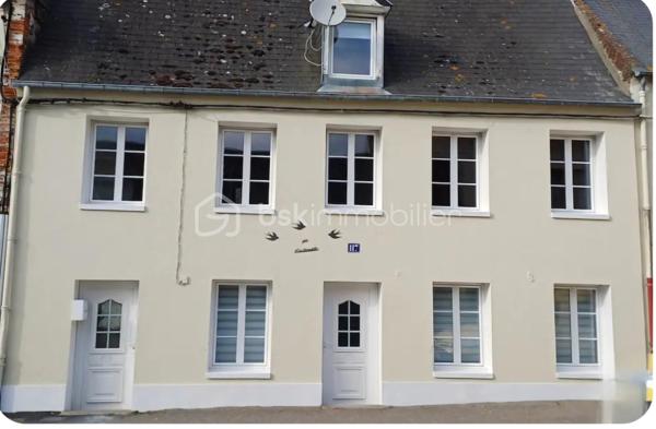 Maison de ville avec piscine et spa – Criel-sur-Mer

Idéalement située en plein cœur de Criel-sur-Mer, à quelques minutes seulement de la mer, cette maison de ville d’environ 120 m², répartie sur deux étages, offre de beaux volumes et de nombreuses possibilités.

Entièrement meublée, elle se compose au rez-de-chaussée d’une entrée donnant sur un séjour convivial avec cuisine aménagée et équipée ouverte, d’un WC indépendant ainsi que d’une salle d’eau.

Le premier étage comprend un palier desservant deux chambres ainsi qu’une salle d’eau avec WC.

Au deuxième étage, un couloir dessert deux chambres supplémentaires.

À l’extérieur, vous pourrez profiter de deux terrasses, dont une couverte, ainsi que d’un espace détente avec piscine et spa, idéal pour profiter des beaux jours en famille ou entre amis.

La maison dispose également du tout-à-l’égout, du double vitrage PVC et d’un chauffage électrique.

Aucun travaux à prévoir, la maison est prête à être habitée.

Un bien idéal pour une résidence principale, une maison secondaire ou un investissement locatif, à proximité des commerces et du littoral.

Une belle opportunité à découvrir sans tarder !