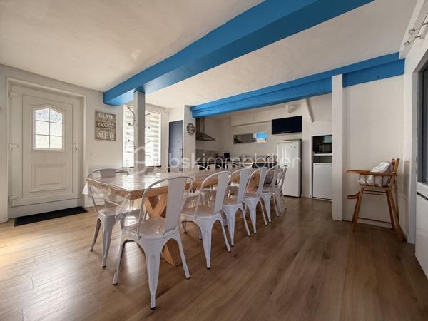Maison de ville avec piscine et spa – Criel-sur-Mer

Idéalement située en plein cœur de Criel-sur-Mer, à quelques minutes seulement de la mer, cette maison de ville d’environ 120 m², répartie sur deux étages, offre de beaux volumes et de nombreuses possibilités.

Entièrement meublée, elle se compose au rez-de-chaussée d’une entrée donnant sur un séjour convivial avec cuisine aménagée et équipée ouverte, d’un WC indépendant ainsi que d’une salle d’eau.

Le premier étage comprend un palier desservant deux chambres ainsi qu’une salle d’eau avec WC.

Au deuxième étage, un couloir dessert deux chambres supplémentaires.

À l’extérieur, vous pourrez profiter de deux terrasses, dont une couverte, ainsi que d’un espace détente avec piscine et spa, idéal pour profiter des beaux jours en famille ou entre amis.

La maison dispose également du tout-à-l’égout, du double vitrage PVC et d’un chauffage électrique.

Aucun travaux à prévoir, la maison est prête à être habitée.

Un bien idéal pour une résidence principale, une maison secondaire ou un investissement locatif, à proximité des commerces et du littoral.

Une belle opportunité à découvrir sans tarder !