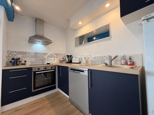 Maison de ville avec piscine et spa – Criel-sur-Mer

Idéalement située en plein cœur de Criel-sur-Mer, à quelques minutes seulement de la mer, cette maison de ville d’environ 120 m², répartie sur deux étages, offre de beaux volumes et de nombreuses possibilités.

Entièrement meublée, elle se compose au rez-de-chaussée d’une entrée donnant sur un séjour convivial avec cuisine aménagée et équipée ouverte, d’un WC indépendant ainsi que d’une salle d’eau.

Le premier étage comprend un palier desservant deux chambres ainsi qu’une salle d’eau avec WC.

Au deuxième étage, un couloir dessert deux chambres supplémentaires.

À l’extérieur, vous pourrez profiter de deux terrasses, dont une couverte, ainsi que d’un espace détente avec piscine et spa, idéal pour profiter des beaux jours en famille ou entre amis.

La maison dispose également du tout-à-l’égout, du double vitrage PVC et d’un chauffage électrique.

Aucun travaux à prévoir, la maison est prête à être habitée.

Un bien idéal pour une résidence principale, une maison secondaire ou un investissement locatif, à proximité des commerces et du littoral.

Une belle opportunité à découvrir sans tarder !