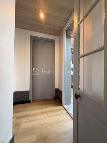 Maison de ville avec piscine et spa – Criel-sur-Mer

Idéalement située en plein cœur de Criel-sur-Mer, à quelques minutes seulement de la mer, cette maison de ville d’environ 120 m², répartie sur deux étages, offre de beaux volumes et de nombreuses possibilités.

Entièrement meublée, elle se compose au rez-de-chaussée d’une entrée donnant sur un séjour convivial avec cuisine aménagée et équipée ouverte, d’un WC indépendant ainsi que d’une salle d’eau.

Le premier étage comprend un palier desservant deux chambres ainsi qu’une salle d’eau avec WC.

Au deuxième étage, un couloir dessert deux chambres supplémentaires.

À l’extérieur, vous pourrez profiter de deux terrasses, dont une couverte, ainsi que d’un espace détente avec piscine et spa, idéal pour profiter des beaux jours en famille ou entre amis.

La maison dispose également du tout-à-l’égout, du double vitrage PVC et d’un chauffage électrique.

Aucun travaux à prévoir, la maison est prête à être habitée.

Un bien idéal pour une résidence principale, une maison secondaire ou un investissement locatif, à proximité des commerces et du littoral.

Une belle opportunité à découvrir sans tarder !
