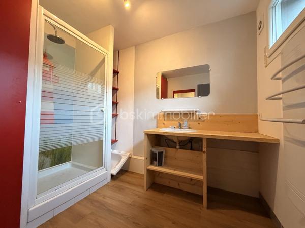 Maison de ville avec piscine et spa – Criel-sur-Mer

Idéalement située en plein cœur de Criel-sur-Mer, à quelques minutes seulement de la mer, cette maison de ville d’environ 120 m², répartie sur deux étages, offre de beaux volumes et de nombreuses possibilités.

Entièrement meublée, elle se compose au rez-de-chaussée d’une entrée donnant sur un séjour convivial avec cuisine aménagée et équipée ouverte, d’un WC indépendant ainsi que d’une salle d’eau.

Le premier étage comprend un palier desservant deux chambres ainsi qu’une salle d’eau avec WC.

Au deuxième étage, un couloir dessert deux chambres supplémentaires.

À l’extérieur, vous pourrez profiter de deux terrasses, dont une couverte, ainsi que d’un espace détente avec piscine et spa, idéal pour profiter des beaux jours en famille ou entre amis.

La maison dispose également du tout-à-l’égout, du double vitrage PVC et d’un chauffage électrique.

Aucun travaux à prévoir, la maison est prête à être habitée.

Un bien idéal pour une résidence principale, une maison secondaire ou un investissement locatif, à proximité des commerces et du littoral.

Une belle opportunité à découvrir sans tarder !