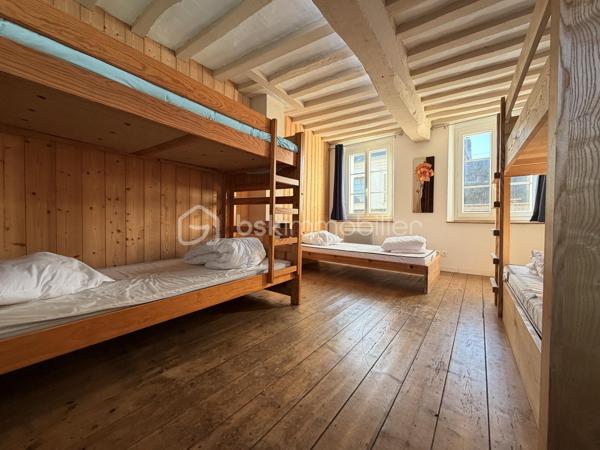 Maison de ville avec piscine et spa – Criel-sur-Mer

Idéalement située en plein cœur de Criel-sur-Mer, à quelques minutes seulement de la mer, cette maison de ville d’environ 120 m², répartie sur deux étages, offre de beaux volumes et de nombreuses possibilités.

Entièrement meublée, elle se compose au rez-de-chaussée d’une entrée donnant sur un séjour convivial avec cuisine aménagée et équipée ouverte, d’un WC indépendant ainsi que d’une salle d’eau.

Le premier étage comprend un palier desservant deux chambres ainsi qu’une salle d’eau avec WC.

Au deuxième étage, un couloir dessert deux chambres supplémentaires.

À l’extérieur, vous pourrez profiter de deux terrasses, dont une couverte, ainsi que d’un espace détente avec piscine et spa, idéal pour profiter des beaux jours en famille ou entre amis.

La maison dispose également du tout-à-l’égout, du double vitrage PVC et d’un chauffage électrique.

Aucun travaux à prévoir, la maison est prête à être habitée.

Un bien idéal pour une résidence principale, une maison secondaire ou un investissement locatif, à proximité des commerces et du littoral.

Une belle opportunité à découvrir sans tarder !
