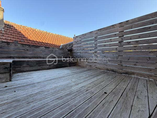 Maison de ville avec piscine et spa – Criel-sur-Mer

Idéalement située en plein cœur de Criel-sur-Mer, à quelques minutes seulement de la mer, cette maison de ville d’environ 120 m², répartie sur deux étages, offre de beaux volumes et de nombreuses possibilités.

Entièrement meublée, elle se compose au rez-de-chaussée d’une entrée donnant sur un séjour convivial avec cuisine aménagée et équipée ouverte, d’un WC indépendant ainsi que d’une salle d’eau.

Le premier étage comprend un palier desservant deux chambres ainsi qu’une salle d’eau avec WC.

Au deuxième étage, un couloir dessert deux chambres supplémentaires.

À l’extérieur, vous pourrez profiter de deux terrasses, dont une couverte, ainsi que d’un espace détente avec piscine et spa, idéal pour profiter des beaux jours en famille ou entre amis.

La maison dispose également du tout-à-l’égout, du double vitrage PVC et d’un chauffage électrique.

Aucun travaux à prévoir, la maison est prête à être habitée.

Un bien idéal pour une résidence principale, une maison secondaire ou un investissement locatif, à proximité des commerces et du littoral.

Une belle opportunité à découvrir sans tarder !