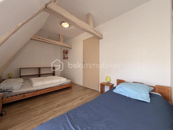 Maison de ville avec piscine et spa – Criel-sur-Mer

Idéalement située en plein cœur de Criel-sur-Mer, à quelques minutes seulement de la mer, cette maison de ville d’environ 120 m², répartie sur deux étages, offre de beaux volumes et de nombreuses possibilités.

Entièrement meublée, elle se compose au rez-de-chaussée d’une entrée donnant sur un séjour convivial avec cuisine aménagée et équipée ouverte, d’un WC indépendant ainsi que d’une salle d’eau.

Le premier étage comprend un palier desservant deux chambres ainsi qu’une salle d’eau avec WC.

Au deuxième étage, un couloir dessert deux chambres supplémentaires.

À l’extérieur, vous pourrez profiter de deux terrasses, dont une couverte, ainsi que d’un espace détente avec piscine et spa, idéal pour profiter des beaux jours en famille ou entre amis.

La maison dispose également du tout-à-l’égout, du double vitrage PVC et d’un chauffage électrique.

Aucun travaux à prévoir, la maison est prête à être habitée.

Un bien idéal pour une résidence principale, une maison secondaire ou un investissement locatif, à proximité des commerces et du littoral.

Une belle opportunité à découvrir sans tarder !