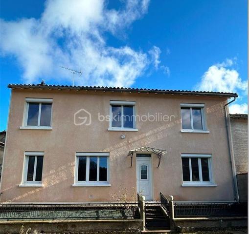 En quête de tranquillité sans renoncer à la proximité des commodités ? 
Laissez-vous séduire par cette belle maison de campagne offrant de beaux volumes et un potentiel d'aménagement exceptionnel. 
Située dans un environnement calme et verdoyant, à seulement 8 min de Sauzé-Entre-Bois, 14 min de Chef-Boutonne et 14 min de l'accès N10 (axe Poitiers / Bordeaux).

Agencement intérieur :
Le rez-de-chaussée s'ouvre sur une entrée menant à une cuisine, un salon chaleureux et une salle à manger agrémentée d'une cheminée ouverte. 

Un fort potentiel de rénovation : possibilité de créer une immense pièce de vie traversante et lumineuse de plus de 60 m².

Rez-de-chaussée : Entrée, cuisine, salon, salle à manger (cheminée), salle d'eau rénovée avec douche à l'italienne, WC séparé et local chaufferie/buanderie.

1er étage : Un palier desservant 4 belles chambres lumineuses (environ 14 m² chacune). 
Possibilité d'en transformer une en seconde salle d'eau avec WC (suite parentale ou espace famille).

Combles : Un grand grenier propre, totalement aménageable selon vos besoins (espace télétravail, salle de jeux).

Dépendances & Extérieurs : Côté jardin, vous bénéficiez d'un grand terrain situé juste en face de la maison, idéal pour aménager un potager et ou accueillir des animaux (chevaux, moutons, volailles...).
Garage, atelier bricolage, cave, débarras et préau pouvant être réhabiliter par exemple en un espace convivial (cuisine d'été, pergola).

Ramassage et transports scolaires accessibles à deux pas de la maison.

Côté technique & Équipements : 
Toiture en très bon état, isolation des combles 
Menuiseries : Fenêtres PVC double vitrage avec volets roulants 
Chauffage fioul (radiateurs à robinets thermostatiques) + Ballon 200 L
Ventilation VMC hygroréglable installée 
Assainissement : non conforme (prévoir mise aux normes)

Un bien idéal pour une famille, un projet de résidence secondaire ou une installation en télétravail au vert. 

Contactez-moi par message ou téléphone pour organiser une visite et découvrir tout son potentiel.
