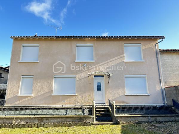 En quête de tranquillité sans renoncer à la proximité des commodités ? 
Laissez-vous séduire par cette belle maison de campagne offrant de beaux volumes et un potentiel d'aménagement exceptionnel. 
Située dans un environnement calme et verdoyant, à seulement 8 min de Sauzé-Entre-Bois, 14 min de Chef-Boutonne et 14 min de l'accès N10 (axe Poitiers / Bordeaux).

Agencement intérieur :
Le rez-de-chaussée s'ouvre sur une entrée menant à une cuisine, un salon chaleureux et une salle à manger agrémentée d'une cheminée ouverte. 

Un fort potentiel de rénovation : possibilité de créer une immense pièce de vie traversante et lumineuse de plus de 60 m².

Rez-de-chaussée : Entrée, cuisine, salon, salle à manger (cheminée), salle d'eau rénovée avec douche à l'italienne, WC séparé et local chaufferie/buanderie.

1er étage : Un palier desservant 4 belles chambres lumineuses (environ 14 m² chacune). 
Possibilité d'en transformer une en seconde salle d'eau avec WC (suite parentale ou espace famille).

Combles : Un grand grenier propre, totalement aménageable selon vos besoins (espace télétravail, salle de jeux).

Dépendances & Extérieurs : Côté jardin, vous bénéficiez d'un grand terrain situé juste en face de la maison, idéal pour aménager un potager et ou accueillir des animaux (chevaux, moutons, volailles...).
Garage, atelier bricolage, cave, débarras et préau pouvant être réhabiliter par exemple en un espace convivial (cuisine d'été, pergola).

Ramassage et transports scolaires accessibles à deux pas de la maison.

Côté technique & Équipements : 
Toiture en très bon état, isolation des combles 
Menuiseries : Fenêtres PVC double vitrage avec volets roulants 
Chauffage fioul (radiateurs à robinets thermostatiques) + Ballon 200 L
Ventilation VMC hygroréglable installée 
Assainissement : non conforme (prévoir mise aux normes)

Un bien idéal pour une famille, un projet de résidence secondaire ou une installation en télétravail au vert. 

Contactez-moi par message ou téléphone pour organiser une visite et découvrir tout son potentiel.