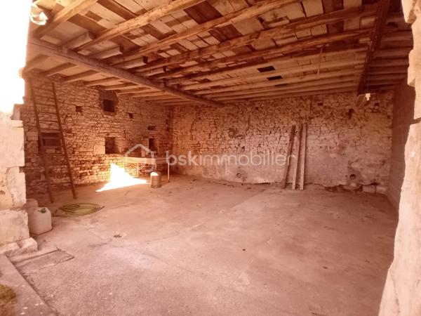 En quête de tranquillité sans renoncer à la proximité des commodités ? 
Laissez-vous séduire par cette belle maison de campagne offrant de beaux volumes et un potentiel d'aménagement exceptionnel. 
Située dans un environnement calme et verdoyant, à seulement 8 min de Sauzé-Entre-Bois, 14 min de Chef-Boutonne et 14 min de l'accès N10 (axe Poitiers / Bordeaux).

Agencement intérieur :
Le rez-de-chaussée s'ouvre sur une entrée menant à une cuisine, un salon chaleureux et une salle à manger agrémentée d'une cheminée ouverte. 

Un fort potentiel de rénovation : possibilité de créer une immense pièce de vie traversante et lumineuse de plus de 60 m².

Rez-de-chaussée : Entrée, cuisine, salon, salle à manger (cheminée), salle d'eau rénovée avec douche à l'italienne, WC séparé et local chaufferie/buanderie.

1er étage : Un palier desservant 4 belles chambres lumineuses (environ 14 m² chacune). 
Possibilité d'en transformer une en seconde salle d'eau avec WC (suite parentale ou espace famille).

Combles : Un grand grenier propre, totalement aménageable selon vos besoins (espace télétravail, salle de jeux).

Dépendances & Extérieurs : Côté jardin, vous bénéficiez d'un grand terrain situé juste en face de la maison, idéal pour aménager un potager et ou accueillir des animaux (chevaux, moutons, volailles...).
Garage, atelier bricolage, cave, débarras et préau pouvant être réhabiliter par exemple en un espace convivial (cuisine d'été, pergola).

Ramassage et transports scolaires accessibles à deux pas de la maison.

Côté technique & Équipements : 
Toiture en très bon état, isolation des combles 
Menuiseries : Fenêtres PVC double vitrage avec volets roulants 
Chauffage fioul (radiateurs à robinets thermostatiques) + Ballon 200 L
Ventilation VMC hygroréglable installée 
Assainissement : non conforme (prévoir mise aux normes)

Un bien idéal pour une famille, un projet de résidence secondaire ou une installation en télétravail au vert. 

Contactez-moi par message ou téléphone pour organiser une visite et découvrir tout son potentiel.