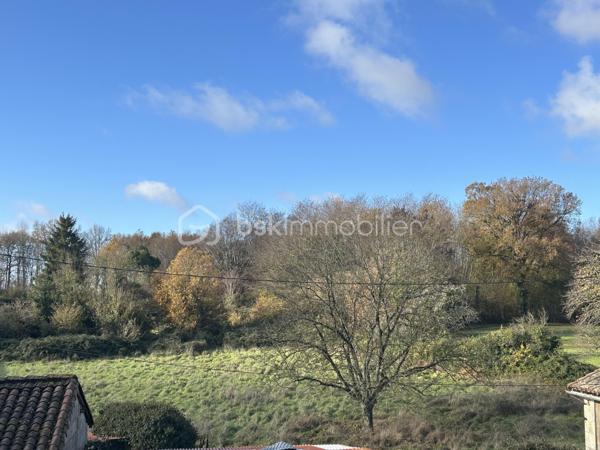 En quête de tranquillité sans renoncer à la proximité des commodités ? 
Laissez-vous séduire par cette belle maison de campagne offrant de beaux volumes et un potentiel d'aménagement exceptionnel. 
Située dans un environnement calme et verdoyant, à seulement 8 min de Sauzé-Entre-Bois, 14 min de Chef-Boutonne et 14 min de l'accès N10 (axe Poitiers / Bordeaux).

Agencement intérieur :
Le rez-de-chaussée s'ouvre sur une entrée menant à une cuisine, un salon chaleureux et une salle à manger agrémentée d'une cheminée ouverte. 

Un fort potentiel de rénovation : possibilité de créer une immense pièce de vie traversante et lumineuse de plus de 60 m².

Rez-de-chaussée : Entrée, cuisine, salon, salle à manger (cheminée), salle d'eau rénovée avec douche à l'italienne, WC séparé et local chaufferie/buanderie.

1er étage : Un palier desservant 4 belles chambres lumineuses (environ 14 m² chacune). 
Possibilité d'en transformer une en seconde salle d'eau avec WC (suite parentale ou espace famille).

Combles : Un grand grenier propre, totalement aménageable selon vos besoins (espace télétravail, salle de jeux).

Dépendances & Extérieurs : Côté jardin, vous bénéficiez d'un grand terrain situé juste en face de la maison, idéal pour aménager un potager et ou accueillir des animaux (chevaux, moutons, volailles...).
Garage, atelier bricolage, cave, débarras et préau pouvant être réhabiliter par exemple en un espace convivial (cuisine d'été, pergola).

Ramassage et transports scolaires accessibles à deux pas de la maison.

Côté technique & Équipements : 
Toiture en très bon état, isolation des combles 
Menuiseries : Fenêtres PVC double vitrage avec volets roulants 
Chauffage fioul (radiateurs à robinets thermostatiques) + Ballon 200 L
Ventilation VMC hygroréglable installée 
Assainissement : non conforme (prévoir mise aux normes)

Un bien idéal pour une famille, un projet de résidence secondaire ou une installation en télétravail au vert. 

Contactez-moi par message ou téléphone pour organiser une visite et découvrir tout son potentiel.