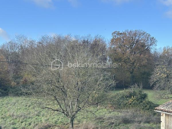 En quête de tranquillité sans renoncer à la proximité des commodités ? 
Laissez-vous séduire par cette belle maison de campagne offrant de beaux volumes et un potentiel d'aménagement exceptionnel. 
Située dans un environnement calme et verdoyant, à seulement 8 min de Sauzé-Entre-Bois, 14 min de Chef-Boutonne et 14 min de l'accès N10 (axe Poitiers / Bordeaux).

Agencement intérieur :
Le rez-de-chaussée s'ouvre sur une entrée menant à une cuisine, un salon chaleureux et une salle à manger agrémentée d'une cheminée ouverte. 

Un fort potentiel de rénovation : possibilité de créer une immense pièce de vie traversante et lumineuse de plus de 60 m².

Rez-de-chaussée : Entrée, cuisine, salon, salle à manger (cheminée), salle d'eau rénovée avec douche à l'italienne, WC séparé et local chaufferie/buanderie.

1er étage : Un palier desservant 4 belles chambres lumineuses (environ 14 m² chacune). 
Possibilité d'en transformer une en seconde salle d'eau avec WC (suite parentale ou espace famille).

Combles : Un grand grenier propre, totalement aménageable selon vos besoins (espace télétravail, salle de jeux).

Dépendances & Extérieurs : Côté jardin, vous bénéficiez d'un grand terrain situé juste en face de la maison, idéal pour aménager un potager et ou accueillir des animaux (chevaux, moutons, volailles...).
Garage, atelier bricolage, cave, débarras et préau pouvant être réhabiliter par exemple en un espace convivial (cuisine d'été, pergola).

Ramassage et transports scolaires accessibles à deux pas de la maison.

Côté technique & Équipements : 
Toiture en très bon état, isolation des combles 
Menuiseries : Fenêtres PVC double vitrage avec volets roulants 
Chauffage fioul (radiateurs à robinets thermostatiques) + Ballon 200 L
Ventilation VMC hygroréglable installée 
Assainissement : non conforme (prévoir mise aux normes)

Un bien idéal pour une famille, un projet de résidence secondaire ou une installation en télétravail au vert. 

Contactez-moi par message ou téléphone pour organiser une visite et découvrir tout son potentiel.