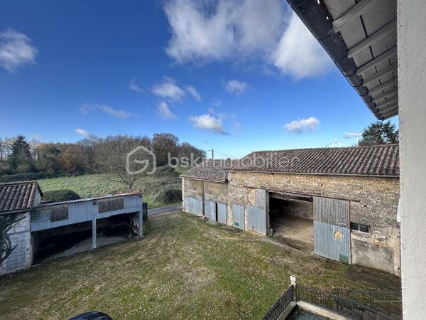 En quête de tranquillité sans renoncer à la proximité des commodités ? 
Laissez-vous séduire par cette belle maison de campagne offrant de beaux volumes et un potentiel d'aménagement exceptionnel. 
Située dans un environnement calme et verdoyant, à seulement 8 min de Sauzé-Entre-Bois, 14 min de Chef-Boutonne et 14 min de l'accès N10 (axe Poitiers / Bordeaux).

Agencement intérieur :
Le rez-de-chaussée s'ouvre sur une entrée menant à une cuisine, un salon chaleureux et une salle à manger agrémentée d'une cheminée ouverte. 

Un fort potentiel de rénovation : possibilité de créer une immense pièce de vie traversante et lumineuse de plus de 60 m².

Rez-de-chaussée : Entrée, cuisine, salon, salle à manger (cheminée), salle d'eau rénovée avec douche à l'italienne, WC séparé et local chaufferie/buanderie.

1er étage : Un palier desservant 4 belles chambres lumineuses (environ 14 m² chacune). 
Possibilité d'en transformer une en seconde salle d'eau avec WC (suite parentale ou espace famille).

Combles : Un grand grenier propre, totalement aménageable selon vos besoins (espace télétravail, salle de jeux).

Dépendances & Extérieurs : Côté jardin, vous bénéficiez d'un grand terrain situé juste en face de la maison, idéal pour aménager un potager et ou accueillir des animaux (chevaux, moutons, volailles...).
Garage, atelier bricolage, cave, débarras et préau pouvant être réhabiliter par exemple en un espace convivial (cuisine d'été, pergola).

Ramassage et transports scolaires accessibles à deux pas de la maison.

Côté technique & Équipements : 
Toiture en très bon état, isolation des combles 
Menuiseries : Fenêtres PVC double vitrage avec volets roulants 
Chauffage fioul (radiateurs à robinets thermostatiques) + Ballon 200 L
Ventilation VMC hygroréglable installée 
Assainissement : non conforme (prévoir mise aux normes)

Un bien idéal pour une famille, un projet de résidence secondaire ou une installation en télétravail au vert. 

Contactez-moi par message ou téléphone pour organiser une visite et découvrir tout son potentiel.