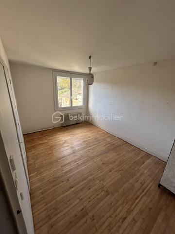 En quête de tranquillité sans renoncer à la proximité des commodités ? 
Laissez-vous séduire par cette belle maison de campagne offrant de beaux volumes et un potentiel d'aménagement exceptionnel. 
Située dans un environnement calme et verdoyant, à seulement 8 min de Sauzé-Entre-Bois, 14 min de Chef-Boutonne et 14 min de l'accès N10 (axe Poitiers / Bordeaux).

Agencement intérieur :
Le rez-de-chaussée s'ouvre sur une entrée menant à une cuisine, un salon chaleureux et une salle à manger agrémentée d'une cheminée ouverte. 

Un fort potentiel de rénovation : possibilité de créer une immense pièce de vie traversante et lumineuse de plus de 60 m².

Rez-de-chaussée : Entrée, cuisine, salon, salle à manger (cheminée), salle d'eau rénovée avec douche à l'italienne, WC séparé et local chaufferie/buanderie.

1er étage : Un palier desservant 4 belles chambres lumineuses (environ 14 m² chacune). 
Possibilité d'en transformer une en seconde salle d'eau avec WC (suite parentale ou espace famille).

Combles : Un grand grenier propre, totalement aménageable selon vos besoins (espace télétravail, salle de jeux).

Dépendances & Extérieurs : Côté jardin, vous bénéficiez d'un grand terrain situé juste en face de la maison, idéal pour aménager un potager et ou accueillir des animaux (chevaux, moutons, volailles...).
Garage, atelier bricolage, cave, débarras et préau pouvant être réhabiliter par exemple en un espace convivial (cuisine d'été, pergola).

Ramassage et transports scolaires accessibles à deux pas de la maison.

Côté technique & Équipements : 
Toiture en très bon état, isolation des combles 
Menuiseries : Fenêtres PVC double vitrage avec volets roulants 
Chauffage fioul (radiateurs à robinets thermostatiques) + Ballon 200 L
Ventilation VMC hygroréglable installée 
Assainissement : non conforme (prévoir mise aux normes)

Un bien idéal pour une famille, un projet de résidence secondaire ou une installation en télétravail au vert. 

Contactez-moi par message ou téléphone pour organiser une visite et découvrir tout son potentiel.