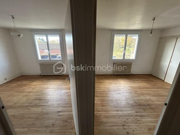 En quête de tranquillité sans renoncer à la proximité des commodités ? 
Laissez-vous séduire par cette belle maison de campagne offrant de beaux volumes et un potentiel d'aménagement exceptionnel. 
Située dans un environnement calme et verdoyant, à seulement 8 min de Sauzé-Entre-Bois, 14 min de Chef-Boutonne et 14 min de l'accès N10 (axe Poitiers / Bordeaux).

Agencement intérieur :
Le rez-de-chaussée s'ouvre sur une entrée menant à une cuisine, un salon chaleureux et une salle à manger agrémentée d'une cheminée ouverte. 

Un fort potentiel de rénovation : possibilité de créer une immense pièce de vie traversante et lumineuse de plus de 60 m².

Rez-de-chaussée : Entrée, cuisine, salon, salle à manger (cheminée), salle d'eau rénovée avec douche à l'italienne, WC séparé et local chaufferie/buanderie.

1er étage : Un palier desservant 4 belles chambres lumineuses (environ 14 m² chacune). 
Possibilité d'en transformer une en seconde salle d'eau avec WC (suite parentale ou espace famille).

Combles : Un grand grenier propre, totalement aménageable selon vos besoins (espace télétravail, salle de jeux).

Dépendances & Extérieurs : Côté jardin, vous bénéficiez d'un grand terrain situé juste en face de la maison, idéal pour aménager un potager et ou accueillir des animaux (chevaux, moutons, volailles...).
Garage, atelier bricolage, cave, débarras et préau pouvant être réhabiliter par exemple en un espace convivial (cuisine d'été, pergola).

Ramassage et transports scolaires accessibles à deux pas de la maison.

Côté technique & Équipements : 
Toiture en très bon état, isolation des combles 
Menuiseries : Fenêtres PVC double vitrage avec volets roulants 
Chauffage fioul (radiateurs à robinets thermostatiques) + Ballon 200 L
Ventilation VMC hygroréglable installée 
Assainissement : non conforme (prévoir mise aux normes)

Un bien idéal pour une famille, un projet de résidence secondaire ou une installation en télétravail au vert. 

Contactez-moi par message ou téléphone pour organiser une visite et découvrir tout son potentiel.