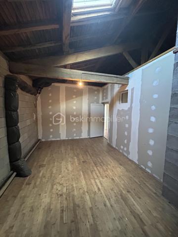 En quête de tranquillité sans renoncer à la proximité des commodités ? 
Laissez-vous séduire par cette belle maison de campagne offrant de beaux volumes et un potentiel d'aménagement exceptionnel. 
Située dans un environnement calme et verdoyant, à seulement 8 min de Sauzé-Entre-Bois, 14 min de Chef-Boutonne et 14 min de l'accès N10 (axe Poitiers / Bordeaux).

Agencement intérieur :
Le rez-de-chaussée s'ouvre sur une entrée menant à une cuisine, un salon chaleureux et une salle à manger agrémentée d'une cheminée ouverte. 

Un fort potentiel de rénovation : possibilité de créer une immense pièce de vie traversante et lumineuse de plus de 60 m².

Rez-de-chaussée : Entrée, cuisine, salon, salle à manger (cheminée), salle d'eau rénovée avec douche à l'italienne, WC séparé et local chaufferie/buanderie.

1er étage : Un palier desservant 4 belles chambres lumineuses (environ 14 m² chacune). 
Possibilité d'en transformer une en seconde salle d'eau avec WC (suite parentale ou espace famille).

Combles : Un grand grenier propre, totalement aménageable selon vos besoins (espace télétravail, salle de jeux).

Dépendances & Extérieurs : Côté jardin, vous bénéficiez d'un grand terrain situé juste en face de la maison, idéal pour aménager un potager et ou accueillir des animaux (chevaux, moutons, volailles...).
Garage, atelier bricolage, cave, débarras et préau pouvant être réhabiliter par exemple en un espace convivial (cuisine d'été, pergola).

Ramassage et transports scolaires accessibles à deux pas de la maison.

Côté technique & Équipements : 
Toiture en très bon état, isolation des combles 
Menuiseries : Fenêtres PVC double vitrage avec volets roulants 
Chauffage fioul (radiateurs à robinets thermostatiques) + Ballon 200 L
Ventilation VMC hygroréglable installée 
Assainissement : non conforme (prévoir mise aux normes)

Un bien idéal pour une famille, un projet de résidence secondaire ou une installation en télétravail au vert. 

Contactez-moi par message ou téléphone pour organiser une visite et découvrir tout son potentiel.