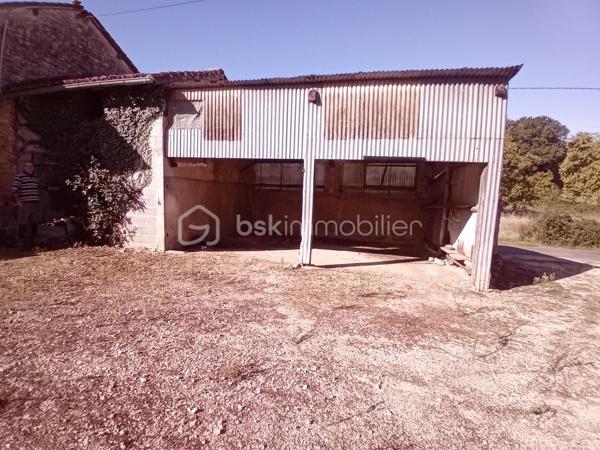 En quête de tranquillité sans renoncer à la proximité des commodités ? 
Laissez-vous séduire par cette belle maison de campagne offrant de beaux volumes et un potentiel d'aménagement exceptionnel. 
Située dans un environnement calme et verdoyant, à seulement 8 min de Sauzé-Entre-Bois, 14 min de Chef-Boutonne et 14 min de l'accès N10 (axe Poitiers / Bordeaux).

Agencement intérieur :
Le rez-de-chaussée s'ouvre sur une entrée menant à une cuisine, un salon chaleureux et une salle à manger agrémentée d'une cheminée ouverte. 

Un fort potentiel de rénovation : possibilité de créer une immense pièce de vie traversante et lumineuse de plus de 60 m².

Rez-de-chaussée : Entrée, cuisine, salon, salle à manger (cheminée), salle d'eau rénovée avec douche à l'italienne, WC séparé et local chaufferie/buanderie.

1er étage : Un palier desservant 4 belles chambres lumineuses (environ 14 m² chacune). 
Possibilité d'en transformer une en seconde salle d'eau avec WC (suite parentale ou espace famille).

Combles : Un grand grenier propre, totalement aménageable selon vos besoins (espace télétravail, salle de jeux).

Dépendances & Extérieurs : Côté jardin, vous bénéficiez d'un grand terrain situé juste en face de la maison, idéal pour aménager un potager et ou accueillir des animaux (chevaux, moutons, volailles...).
Garage, atelier bricolage, cave, débarras et préau pouvant être réhabiliter par exemple en un espace convivial (cuisine d'été, pergola).

Ramassage et transports scolaires accessibles à deux pas de la maison.

Côté technique & Équipements : 
Toiture en très bon état, isolation des combles 
Menuiseries : Fenêtres PVC double vitrage avec volets roulants 
Chauffage fioul (radiateurs à robinets thermostatiques) + Ballon 200 L
Ventilation VMC hygroréglable installée 
Assainissement : non conforme (prévoir mise aux normes)

Un bien idéal pour une famille, un projet de résidence secondaire ou une installation en télétravail au vert. 

Contactez-moi par message ou téléphone pour organiser une visite et découvrir tout son potentiel.
