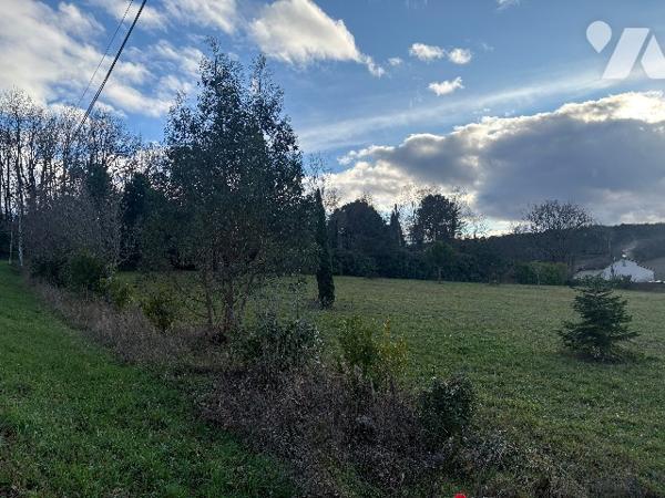 Très joli terrain à bâtir de 1800 m², avec vue dégagée, en campagne mais à pied du centre du village