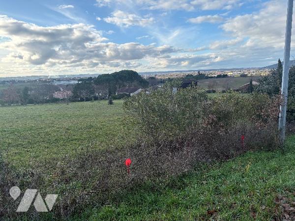 Très joli terrain à bâtir de 1800 m², avec vue dégagée, en campagne mais à pied du centre du village