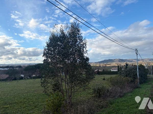 Très joli terrain à bâtir de 1800 m², avec vue dégagée, en campagne mais à pied du centre du village