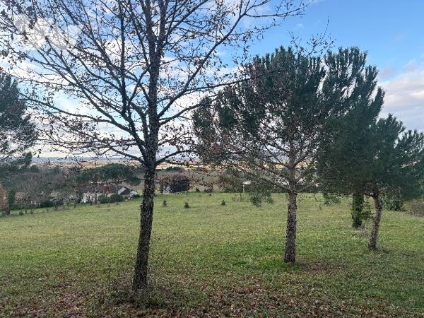 Très joli terrain à bâtir de 1800 m², avec vue dégagée, en campagne mais à pied du centre du village
