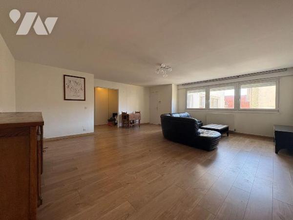 Au plein coeur de Malo les bains, dans résidence avec ascenseur, appartement bien entretenu d'u...