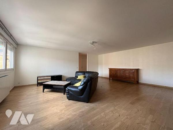 Au plein coeur de Malo les bains, dans résidence avec ascenseur, appartement bien entretenu d'u...