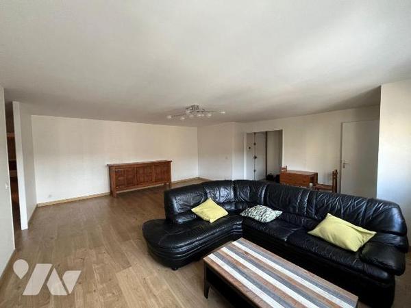 Au plein coeur de Malo les bains, dans résidence avec ascenseur, appartement bien entretenu d'u...