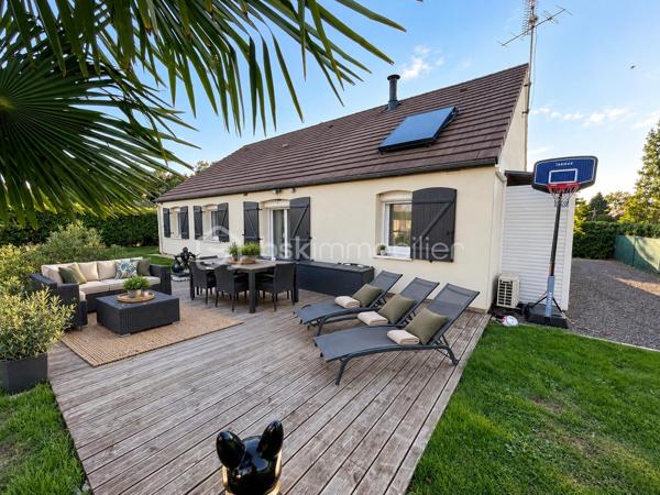 Venez découvrir cette maison parfaitement entretenue, édifiée sur un terrain de 875 m², située dans un environnement calme et agréable. Fonctionnelle et particulièrement bien isolée, elle ne nécessite aucun travaux.

Dès l’entrée, vous profiterez d’une belle pièce de vie de 47 m² avec cuisine ouverte, offrant un espace convivial et lumineux. La cuisine restera entièrement équipée, avec notamment son réfrigérateur américain.

L’espace nuit se compose de trois chambres, dont deux de 9 m² et une de 10.5 m², ainsi que d’une salle d’eau et de WC séparés.

Un garage attenant de 17 m² complète la partie principale de la maison.

À l’extérieur, vous bénéficierez d’une agréable terrasse de 35 m² exposée sud-est, idéale pour profiter des beaux jours, ainsi que de plusieurs dépendances :

    un abri bois de 11 m² ;
    un appentis de 9 m² ;
    un second garage indépendant de 17 m².

Le terrain dispose également d’un puits équipé d’une pompe, très pratique pour l’arrosage du jardin. Assainissement individuel par fosse septique.

Un véritable atout : ses performances énergétiques. La maison a bénéficié de nombreux travaux d’amélioration : isolation thermique extérieure complète, isolation du vide sanitaire et des combles, ainsi qu’un ballon d’eau chaude solaire. Ces équipements contribuent à son bon DPE et à une consommation énergétique maîtrisée.

Maison saine, performante et très bien entretenue, sans travaux à prévoir, offrant de beaux espaces et un cadre de vie paisible.

Une maison fonctionnelle et économe à découvrir rapidement !