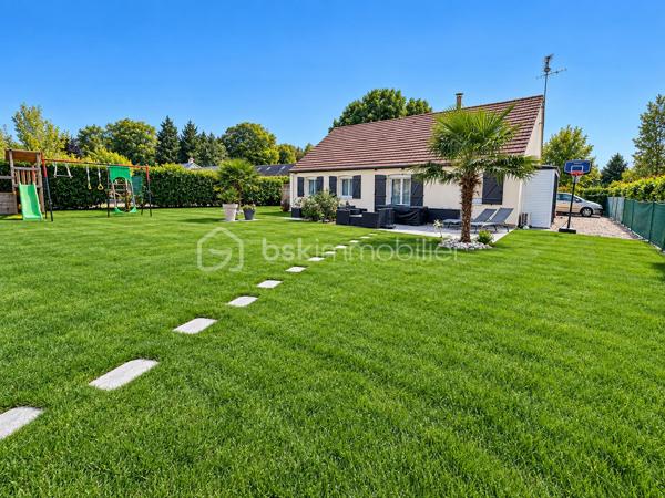 Venez découvrir cette maison parfaitement entretenue, édifiée sur un terrain de 875 m², située dans un environnement calme et agréable. Fonctionnelle et particulièrement bien isolée, elle ne nécessite aucun travaux.

Dès l’entrée, vous profiterez d’une belle pièce de vie de 47 m² avec cuisine ouverte, offrant un espace convivial et lumineux. La cuisine restera entièrement équipée, avec notamment son réfrigérateur américain.

L’espace nuit se compose de trois chambres, dont deux de 9 m² et une de 10.5 m², ainsi que d’une salle d’eau et de WC séparés.

Un garage attenant de 17 m² complète la partie principale de la maison.

À l’extérieur, vous bénéficierez d’une agréable terrasse de 35 m² exposée sud-est, idéale pour profiter des beaux jours, ainsi que de plusieurs dépendances :

    un abri bois de 11 m² ;
    un appentis de 9 m² ;
    un second garage indépendant de 17 m².

Le terrain dispose également d’un puits équipé d’une pompe, très pratique pour l’arrosage du jardin. Assainissement individuel par fosse septique.

Un véritable atout : ses performances énergétiques. La maison a bénéficié de nombreux travaux d’amélioration : isolation thermique extérieure complète, isolation du vide sanitaire et des combles, ainsi qu’un ballon d’eau chaude solaire. Ces équipements contribuent à son bon DPE et à une consommation énergétique maîtrisée.

Maison saine, performante et très bien entretenue, sans travaux à prévoir, offrant de beaux espaces et un cadre de vie paisible.

Une maison fonctionnelle et économe à découvrir rapidement !