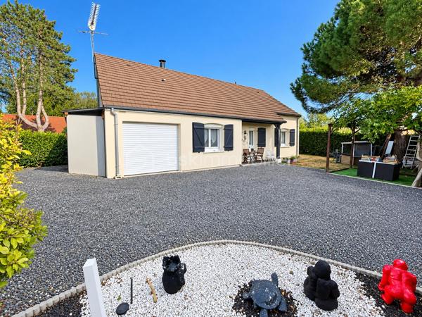 Venez découvrir cette maison parfaitement entretenue, édifiée sur un terrain de 875 m², située dans un environnement calme et agréable. Fonctionnelle et particulièrement bien isolée, elle ne nécessite aucun travaux.

Dès l’entrée, vous profiterez d’une belle pièce de vie de 47 m² avec cuisine ouverte, offrant un espace convivial et lumineux. La cuisine restera entièrement équipée, avec notamment son réfrigérateur américain.

L’espace nuit se compose de trois chambres, dont deux de 9 m² et une de 10.5 m², ainsi que d’une salle d’eau et de WC séparés.

Un garage attenant de 17 m² complète la partie principale de la maison.

À l’extérieur, vous bénéficierez d’une agréable terrasse de 35 m² exposée sud-est, idéale pour profiter des beaux jours, ainsi que de plusieurs dépendances :

    un abri bois de 11 m² ;
    un appentis de 9 m² ;
    un second garage indépendant de 17 m².

Le terrain dispose également d’un puits équipé d’une pompe, très pratique pour l’arrosage du jardin. Assainissement individuel par fosse septique.

Un véritable atout : ses performances énergétiques. La maison a bénéficié de nombreux travaux d’amélioration : isolation thermique extérieure complète, isolation du vide sanitaire et des combles, ainsi qu’un ballon d’eau chaude solaire. Ces équipements contribuent à son bon DPE et à une consommation énergétique maîtrisée.

Maison saine, performante et très bien entretenue, sans travaux à prévoir, offrant de beaux espaces et un cadre de vie paisible.

Une maison fonctionnelle et économe à découvrir rapidement !